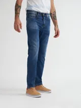 Jean azul de corte slim fit.