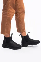 Botas de cuero negro Blundstone modelo 510, con elásticos laterales y tiradores con logo. Suela de goma antideslizante y entresuela acolchada.