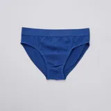 Pack de tres slips de algodón en color azul, gris y rojo.