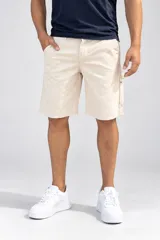 Bermuda carpintera de gabardina en color beige, con bolsillos laterales utilitarios y diseño cómodo para hombre.