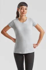 Remera de cuello redondo y manga corta, confeccionada en tejido de algodón melange con ajuste entallado.