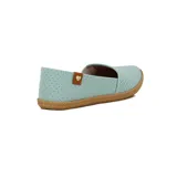 Zapatilla casual Moleca para mujer, tipo alpargata baja de color amarillo, con perforaciones en toda la capellada para mayor ventilación, suela texturizada tipo yute y detalle de aplique marrón con un corazón metálico en el talón.