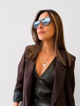 Blazer sastrero color marrón chocolate, de corte clásico con hombreras, botones frontales y bolsillos funcionales. Cuenta con forrería interna y mangas con vuelta.