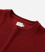 Remera de manga corta y cuello redondo, confeccionada en tejido de media malla con textura vertical. Presenta un diseño minimalista y ligero, ideal para un uso versátil y cómodo.