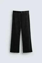 Pantalón de corte wide fit confeccionado en pana de algodón, con bolsillos frontales y traseros de vivo con botón, cierre frontal con cremallera y botón.