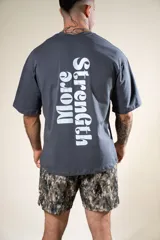 Short deportivo con estampado camuflado en tonos verde, marrón y blanco. Confeccionado en tela suave y ligera con abertura en los costados para mayor comodidad.