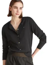 Cardigan de punto Tommy Hilfiger color negro, con cuello redondo, cierre frontal con botones dorados y logo de la marca bordado en el pecho.