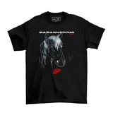 Remera negra de manga corta con estampado frontal que presenta la cabeza de un caballo en líneas blancas y el logo de la banda Babasónicos junto a la palabra Infame en color rojo.
