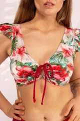 Top de bikini con estampado floral, volados en los hombros y lazo en el centro del busto.