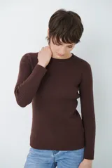 Buzo de tejido morley color marrón, con cuello redondo y mangas largas, de corte ajustado al cuerpo.