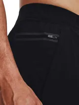 Short deportivo 2 en 1 Under Armour, compuesto por un short exterior ligero con aberturas laterales y perforaciones láser, y una calza de compresión integrada. Cuenta con cintura elástica con cordón interno y bolsillos laterales.