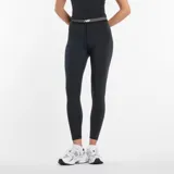 Calza deportiva de tiro alto confeccionada en tejido NB Sleek, color negro. Presenta una banda elástica de felpa en la cintura con el logo de la marca en color blanco.