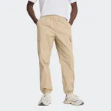 Pantalón cargo de corte deportivo, color beige, con cintura elástica, bolsillos laterales, bolsillos cargo en las piernas y puños elásticos en los tobillos.
