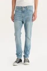 Pantalón de jean celeste, de corte skinny, con tiro medio y bolsillos delanteros y traseros.