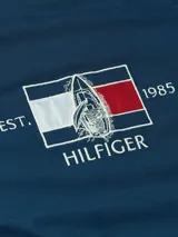 Remera de cuello redondo Tommy Hilfiger confeccionada en puro algodón. Presenta un diseño de corte regular con un logo gráfico náutico bordado en el pecho y el logo de la marca bordado en la manga.