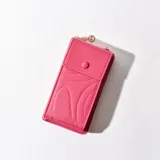 Porta celular fucsia con solapa y botón a presión.