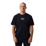 Remera negra de manga corta con estampado pequeño de flores y logo en el pecho. Corte clásico.