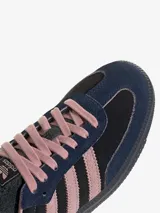Zapatillas Adidas Samba OG de cuero negro con detalles en azul marino, rosa y gris.