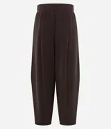 Pantalón modelo balloon deportivo color marrón, confeccionado en tejido modal con cintura elástica.