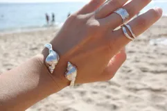 Brazalete rígido abierto de plata 925 con terminales en forma de caracolas.