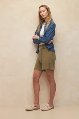 Bermuda negra de lino con tiro alto, lazo en la cintura y cuatro bolsillos grandes.