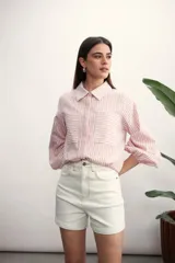 Short de jean color blanco, de tiro alto y corte recto.