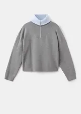 Chaleco de punto de corte recto y diseño minimalista, con cuello alto y cierre frontal de cremallera.