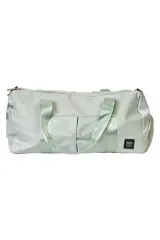 Bolso deportivo color gris claro con asas cortas y correa larga ajustable. Cuenta con bolsillos laterales con cierre y logo de la marca en el frente.