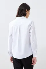 Camisa blanca de vestir, de corte clásico y manga larga.