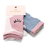 Pack de dos pares de medias de mujer Miss Carol, uno rosado con estampado de cara y corona, y otro celeste con estampado de nubes.
