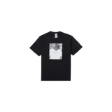 Remera negra de manga corta con estampado fotográfico en blanco y negro en el pecho y cuello redondo.