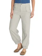 Pantalón de tiro alto confeccionado en lino orgánico, con diseño de bolsillos frontales con solapa, corte holgado y puños elásticos en los tobillos.