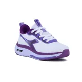 Championes deportivos Diadora modelo Moon para mujer, color blanco con detalles en morado. Presentan una capellada de malla transpirable, cordones blancos y una suela gruesa con capas en tonos de morado.
