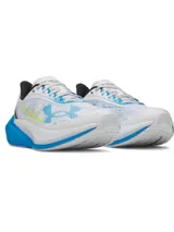 Championes de running Under Armour modelo Velociti Distance, con tecnología de amortiguación HOVR+ de longitud completa. Presentan un diseño en color blanco con detalles en azul vibrante y amarillo neón, parte superior de malla técnica transpirable y suela con marco translúcido para mayor estabilidad.