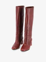 Bota Sontag alta de cuero vacuno negro con tacón de madera y suela de cuero.