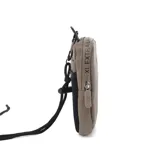 Bandolera mini color taupe, de poliéster, con correa regulable, acceso con cierre, un compartimento, un bolsillo interno con cierre y dos bolsillos externos abiertos.