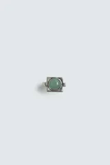 Anillo tipo sello metálico con acabado envejecido y piedra redonda verde en el centro.