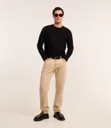 Remera de manga larga con cuello redondo y textura acanalada, confeccionada en una mezcla de poliéster y algodón.