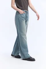 Jean wide leg de tiro medio, color celeste con lavado efecto vintage, piernas amplias y caída suelta, sin pretina y con cordón ajustable en la cintura.
