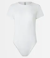 Body de cuello redondo y manga corta, confeccionado en tejido de poliamida con elastano. Presenta un diseño liso y ajustado al cuerpo con cierre en la entrepierna.