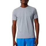 Remera gris de New Balance para hombre, de manga corta y cuello redondo. Cuenta con tecnología ICEx de secado rápido y tejido de malla transpirable.