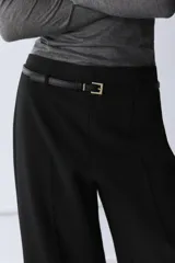 Pantalón culotte negro de tiro medio con trabillas y cinturón fino efecto piel con hebilla metálica. Presenta raya planchada y cierre de cremallera oculta en la costura.