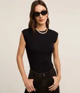 Blusa en ribana de algodón color negro, con cuello redondo, corte ajustado al cuerpo y diseño sin mangas con hombreras estructuradas.