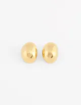 Aros tipo botón con forma de gota, color dorado.
