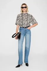 Remera de corte boxy y estilo oversized, confeccionada en jersey de algodón ligero con estampado animal print tipo serpiente en tonos neutros.