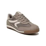 Championes deportivos Via Marte modelo Zelda, de diseño urbano en tonos beige y gris, confeccionados en una combinación de gamuza y malla técnica. Presentan detalles en color crema, cordones al tono y una suela de goma dentada en color caramelo.