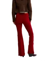 Pantalón de corte flare, tiro alto, color morado oscuro con textura de terciopelo y patrón en chevron.