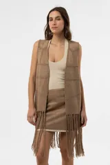 Chaleco medio marrón de inspiración western con efecto gamuzado, costuras artesanales y flecos XL. De calce relajado y abierto.