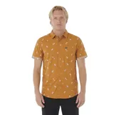 Camisa manga corta Rip Curl color mostaza con estampado de pequeñas palmeras blancas, cuello camisero, cierre frontal de botones y bolsillo ojal en el pecho.
