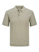 Polo de manga corta confeccionado en tejido de punto estructurado con textura sutil. Presenta cuello clásico, cierre frontal con botones y ajuste regular.